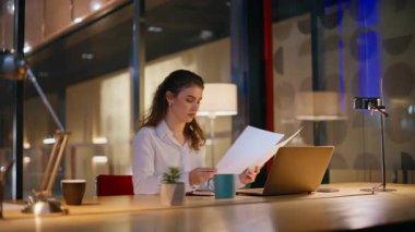 Şirket müdürü, akşam çalışma alanında deneyimli bir iş arkadaşından tavsiye istiyor. Sakallı ortağıyla iş gazetesi okuyan bir kadın. Gece ofisinde fazla mesai yapan iki iş arkadaşı..