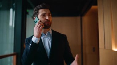 Sinirli patron cep telefonuyla yürüme merkezinin koridorunda bağırıyor. Akıllı telefondan bağıran öfkeli iş adamı, projenin başarısız olduğunu düşünüyor. Mad Man CEO 'su telefonda tartışıyor. Duygusal olarak ofise gidiyor..