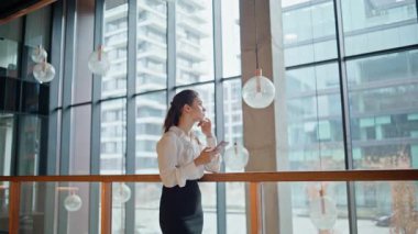 Ofis müdürü modern iş merkezinde akıllı telefona bakıyor. Güzel bir iş kadını cep telefonunu parmaklıkların yanında güzel bir lobide bekliyor. Şirket binasında cep telefonuyla mesajlaşan zarif bir kadın..