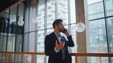 Şirket müdürü cep telefonuyla konuşuyor. Lüks ofis lobisi, yakın plan. Kendine güvenen yönetici cep telefonuyla iş stratejisini tartışıyor. Sakallı iş adamı akıllı telefon konuşmaları yapar..