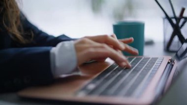Klavye bilgisayarı yazan kadın parmakları internette araştırma yapıyor. İş yerinde online projede çalışan profesyonel kadın serbest yazar. Tanımlanamayan iş kadını dairede bilgisayar e-postası yazıyor