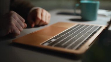Karanlık iş yerinde internette dizüstü bilgisayarı kullanarak dokunmatik dokunmatik dokunmatik dokunmatik bir adam. İşadamı parmağı projenin son teslim tarihi üzerinde çalışıyor. Bilinmeyen programcı bilgisayara dokunarak fazla mesai yapıyor