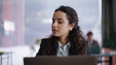 İş kadını kazananı panoramik ofiste akıllı telefon mesajı okuyor. Heyecanlı menajer, cep telefonu ekranında galibiyete seviniyor. Mutlu bayan işçi iş promosyon e-postası alıyor başarı hissediyor