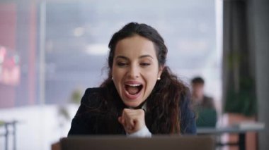 Ofis çalışanı, şirket işyerindeki başarısına seviniyor. Duygusal iş kadını iş yerinde başarıyı kutlayan dizüstü bilgisayar arıyor. Heyecanlı bir kadın iş tanıtım e-postalarını okurken çok mutlu oluyor.
