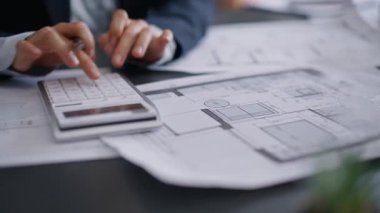 Mimar, ofisteki müşteriye bütçe hesaplaması yapıyor. Masada pasaport belgelerini inceleyen tanınmayan bir kadın var. Taslağı analiz eden bilinmeyen tasarımcı mühendisi