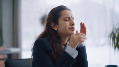 Çok çalışan kız, yakın çekim için sıkı çalıştıktan sonra bilgisayarı kapatıyor. Gergin kadın, modern ofiste stresi hissederek dizüstü bilgisayarla işini bitiriyor. Kapalı alanda baş ağrısı çeken yorgun kadın çalışanın yüzüne dokunması. 