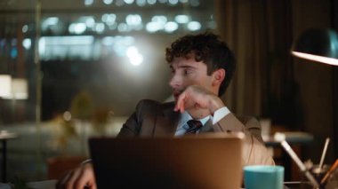 Gece vardiyasında fazla mesai yapmaktan yorulan gece vardiyası çalışanı dizüstü bilgisayarı kapatıyor. Karanlık iş yerinde depresyondaki işadamı projesini bitirmesi endişe verici. Sinirli girişimci gece geç saatlere kadar çalışıyor.