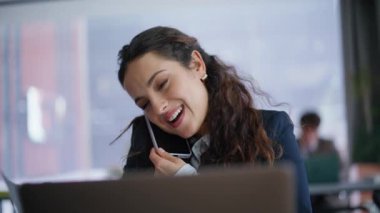 Şirketin CEO 'su cep telefonunu arıyor, yakın planda belgeleri çeviriyor. Gülümseyen çoklu iş kadını konuşuyor cep telefonu muayene raporları çalışma yerinde. Patron hoş bir telefon görüşmesi yaptı. 