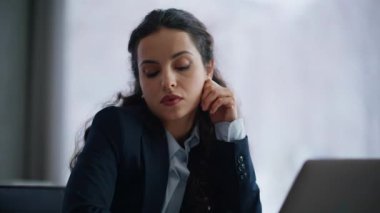 Sıkıcı bir çalışan modern kabinede iş molası bekliyor. Yorgun, tembel iş kadını ofis panoramik penceresi arıyor. Kurumsal çalışma alanından bıkmış üzgün esmer kadın.