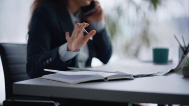 Yazar, akıllı telefondan arıyor. İş yerindeki masadan yakın plan kontrat imzalıyor. Öfkeli iş kadını elinde belgelerle ofiste cep telefonuyla bağırıyor. Online ortamda kızan deli kadın.