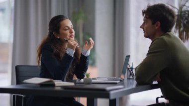 Flört eden meslektaşlar ofis kapanışı hakkında konuşuyor. Gülümseyen iş kadını resmi olmayan bir ortamda gevşemiş erkek müşteri konuşuyor. Olumlu insanlar panoramik kabinede oturmuş birlikte yaşam anlarını tartışıyorlar.