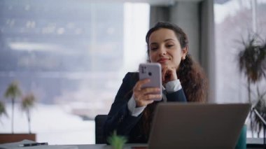 Hayalperest iş kadını akıllı telefonlu mesajlaşma dinlenme merkezi kapanış. Rahatlamış esmer kadın panoramik birlikte çalışmayla SMS 'leri okuyor. Büyük pencereli mutlu kadın şeyleri romantik bir ruh hali içinde. 