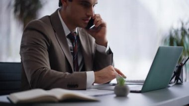 Ofis müdürü, iş yerindeki akıllı telefon dinleme bilgisayarını arıyor. Pozitif iş adamı cep telefonu konuşmalarıyla ilgili belgeleri okuyor bilgisayarla çalışıyor. Profesyonel iş iletişimi