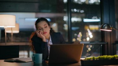 Çok çalışan ofis çalışanı gözlerini ovuşturup mesaisini bitirmeyi bekliyor. Sıkıcı iş kadını, karanlık işyerinde kağıtları esnetiyor. Evdeki yorgun kadın. Fazla mesai