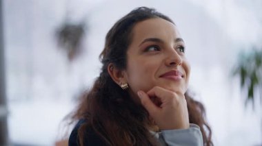 Hayalperest kadın içeride mutlu bir şekilde gülümsüyor. Esmer kız mesafeli görünüyor, romantik bir havası var. Ofiste yakın çekim yapan neşeli bir çalışan. Kahve fincanını alan mutlu yemlik.