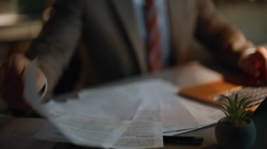 İşadamı elleri dizüstü bilgisayarda yazı yazıp akşam ofis masasında rapor alıyor. Güler yüzlü girişimci, karanlık evdeki bilgisayarın verilerini giriyor. Başlangıç sevindirici proje sonucu 