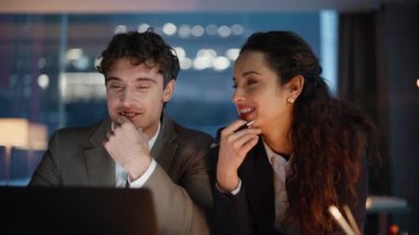 Sevimli bir ofis çifti karanlık işyerine gülüyor birlikte bilgisayar ekranı portresi izliyorlar. Romantik erkek kadın resmi olmayan bir ortamda işi tartışıyor. Yakışıklı patron hoş sekreter hanımla flört ediyor.
