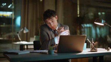 Girişimci akşam geç saatlerde laptopun başında iş yerini arıyor. Gülümseyen serbest çalışan adam gece çalışan akıllı telefonlardan konuşuyor. Çalışkan iş adamı telefonda fazla mesai yapıyor.