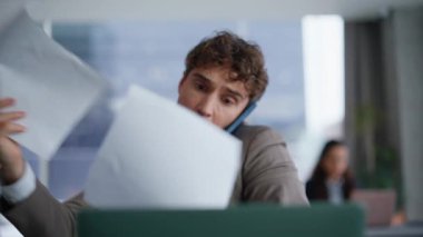 Ofis masasında elinde bilgisayarla akıllı telefonlardan konuşan hoşnutsuz girişimci. Endişeli iş adamı cep telefonundaki kötü iş raporundan şikayetçi. Kızgın CEO cep telefonu konuşması