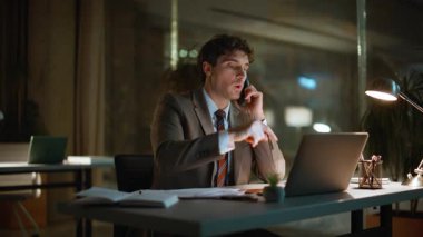Gülümseyen ofis çalışanı, akşam geç saatlerde arıyor. Laptopçu iş yerini kapatıyor. Pozitif iş adamı cep telefonunun bilgisayarda fazla mesai yaptığını söylüyor. Akıllı telefonlu gevşek başlangıç tartışması projesi