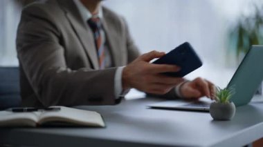 Kapalı mekandaki bilgisayarlara mesaj atan parmaklar. Çalışan adam cep telefonu alıyor ve büyük cam dairede iş bildirimi alıyor. Şok olmuş yönetmen kötü haber mesajları okuyor. Endişeli proje başarısız oldu.