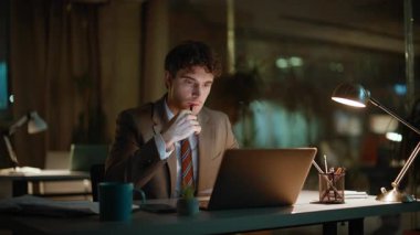 Şirket müdürü gece vardiyasında lamba ışığında çalışıyor. Ciddi bir iş adamı gece işyerinde dizüstü bilgisayar arıyor. Karanlık konferans odasında çok çalışan bir çalışan. Fazla mesai kavramı