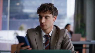 Ofis müdürü iyi haberlerle yakın çekimle mesaj alıyor. Mutlu bir işçi cep telefonu mesajlaşması ile birlikte çalışırken komik bir dans yapıyor. Duygusal iş adamı kariyer terfisi kazanarak başarıyı kutluyor 