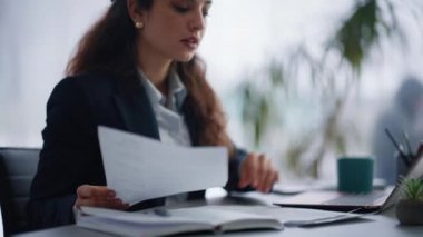 Kapanış avukatı Panorama vitrinindeki belgeleri dizüstü bilgisayarla çeviriyor. Gülümseyen satış temsilcisi kadın kağıtları inceliyor. Ofiste tatmin oluyor. Kariyer geliştirmeyi düşünen iş kadınlarına ilham verdi.