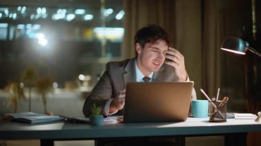 Şok olmuş gece işadamı dizüstü bilgisayarın kapanmasından endişe ediyor. Yeni başlayanlar iş problemleri yüzünden stres yaşayıp kağıtları fırlatıyorlar. Duygusal adam karanlık işyerinde otururken finansal kaybına tepki veriyor