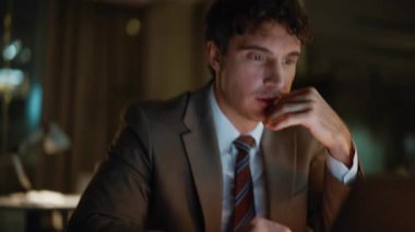 Gece iş yerinde el bilgisayarı daktilo eden bir iş adamı. Odaklanmış adam yöneticisi gece geç saatlerde e-posta okuyor. Fazla mesai çalışanı karanlık ofisteki başarının sevincini yaşıyor. Mutlu başlangıç.