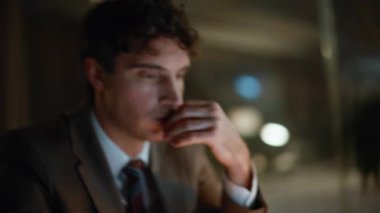 Kapanış yöneticisi bilgisayar klavyesine mesaj atıyor. Ajansın iş yerinde ciddi bir iş adamı sözleşmesi okuyor. Odaklanmış yönetici, akşam projenin son teslim tarihini düşünerek belgeleri kontrol ediyor.