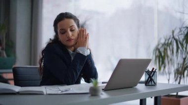 İşi son teslim tarihine bırakmayı düşünen kadın işçi. Yorgun iş kadını panoramik pencereli projeler üzerinde kafa yoruyor. Motivasyonsuz yönetici çalışma odasında çok çalıştığını düşünüyor.