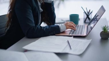 Kapalı kapılar ardında çalışan bir iş kadını. Ajans kabinesinde evrak işleriyle uğraşan gergin bir muhasebeci. Tatmin olmamış bir kadın, panorama vitrininde çalışırken iş hatası buluyor ve hayal kırıklığına uğruyor.