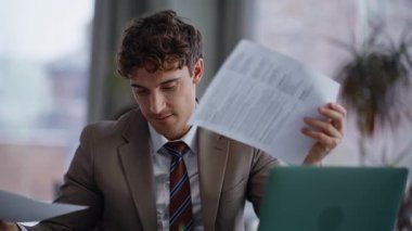 Gülümseyen yaratıcı ofis içinde dizüstü bilgisayarlı masa başında çalışan kağıtlara bakıyor. Kapalı alandaki belgelerle uğraşan odaklanmış bir yönetici. Sadece grafiklerle ilgili bilgileri karşılaştıran pozitif iş adamı 