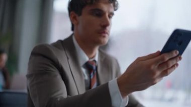 İş adamı cep telefonuyla ajansı kapatırken kötü mesaj veriyor. Hüsrana uğramış, bitkin bir adam görevde başarısız olduğu için üzgün. Sıkıntılı, yorgun adam sıkıntıdan rahatsız oluyor.