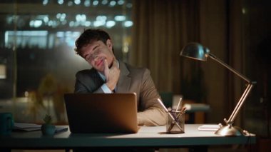 Gece ofisinde çalışan yorgun girişimci. Kapanış. Tükenmiş yönetici, karanlık işyerinde dizüstü bilgisayar arama projesi geliştiriyor. İşadamı evde bilgisayarına bakıyor.