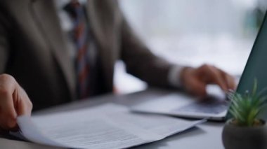 Adam panoramik apartman dairesindeki dizüstü bilgisayarda e-posta yazarken parmaklarını kullanıyor. Bilgisayar tuşlarına basan hayal kırıklığına uğramış bir adam ev ofis portresi için kontrat imzalıyor. Serbest çalışan üzgün hissediyor