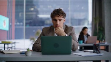 Odaklanmış intern görünümlü bilgisayar ekranı yakın çekimde çevrimiçi galibiyeti kutluyor. Duygusal adam panoramik kabinede maaş bildirimi alırken başarı hissediyor. Mutlu adam sevinçle işaret ediyor 