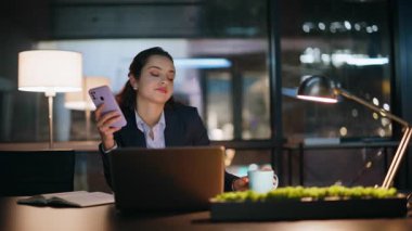 Ofisteki kadın gece akıllı telefon kullanıyor. Kapalı kapılar ardında kendini yorgun hissediyor. Rahat iş kadını cep telefonu mesajları okuyor ve iş yerinde çay içiyor. Esmer kadın çalışanlar kabinede dinleniyor.