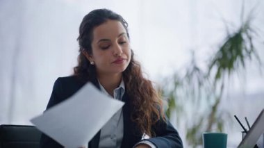 Büroda evrak işleriyle uğraşmaktan yorgun düşmüş bir muhasebeci. Tatminsiz bir kadın panorama penceresinde çalışırken dizüstü bilgisayara mesaj atıyor. Sıkıcı bayan ilgisiz hissediyor 