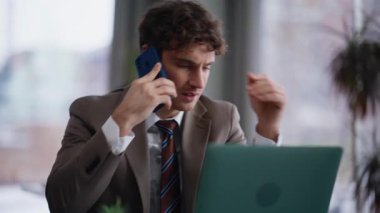 Şirketin CEO 'sunun cep telefonuyla ofis masasında oturması ve belgelerin kapatılması tatmin edici değil. Ciddi iş adamı akıllı telefonlardan konuşuyor. Çalışma alanında raporları tartışıyorlar. Patron cep telefonu konuşmasından memnun değil 