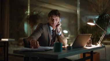 Sıkıcı ofis işi gece yarısı kapanış odasında iş bitiş gününü beklemek. Mutsuz işadamı, karanlık işyerindeki kağıtları kontrol ediyor. Geceleri kontrat okuyan yorgun bir adam. Fazla mesai