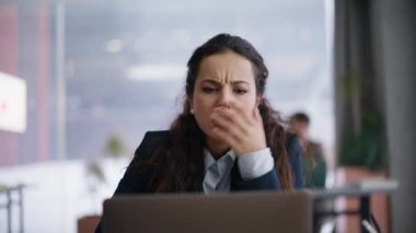 Umutsuz iş kadını dizüstü bilgisayar ekranında kötü haberleri yakından okuyor. Mutsuz, bitkin, iş yüzünden stresli hisseden kadın yönetici bilgisayar kapağını kapatamadı. Sıkıntılı girişimci işini hayal kırıklığına uğrattı 