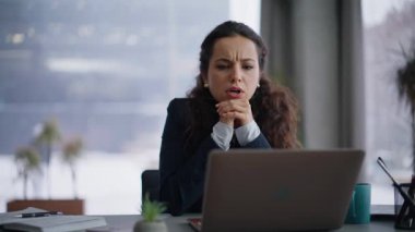 Hafif iş yerindeki iç çekimde tepkisi bozulmuş bir kadın. Modern ofiste çalışan hayal kırıklığına uğramış bir kadın. Manyak mağlup bilgisayarın kabinede iş sorunları var. 