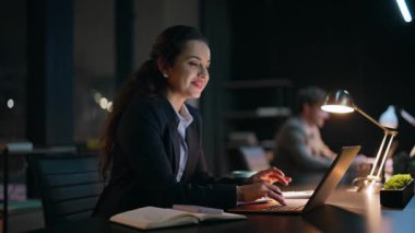 Ofiste klavye dizüstü bilgisayarı yazan gece müdürleri yakın plan çekimde birbirlerine bakıyorlar. Modern işyerindeki bilgisayarlarda çalışan iki çalışan. Akşam teslim tarihi olan e-posta atan genç bir kadın. 