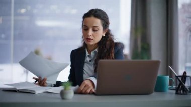 Kendine güveni tam bir iş kadını. Masada bilgisayarla iş belgelerini inceliyor. Kadın muhasebeci iş yerinde şirket evraklarını yönetiyor. Proje üzerinde çalışan başarılı bir yönetici konsantre olduğunu hissediyor