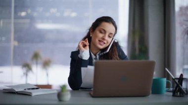 Gülümseyen muhasebeci ofisteki cep telefonunu arıyor. Belgeleri çeviren mutlu iş kadını panoramik pencere eşarbında akıllı telefonla başarılı bir pazarlığın tadını çıkarıyor. Neşeli bayan cep telefonu konuşması