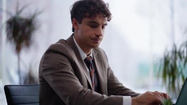 Kapanış yöneticisi ofis masasında e-posta okuma belgelerini mesaj atıyor. Panoramik Kabine 'de sözleşmeyle çalışan odaklı girişimci. Proje belgelerini inceliyorum. İş hayatı kavramı 