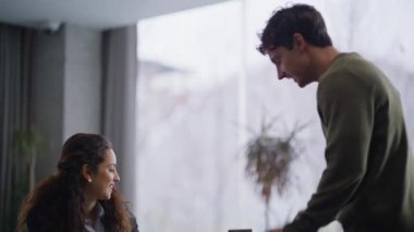 İş kadını müşteriyle görüşüyor panoramik kabinede tokalaşıyor. Gülümseyen iş kadını erkek müşteriye imza için belge sağlıyor. Masada iş anlaşmasını tartışan kendine güvenen insanlar