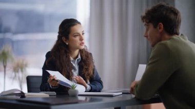 Avukat panoramik toplantı odasında müvekkil için danışmanlık yapıyor. Müşteri imzalı kağıtlar. Büyük ofiste iş kadınlarıyla tartışıyorlar. Başarılı insanlar el sıkışıyor ve anlaşma yapıyorlar.